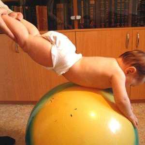 Gimnastika za bebe na lopti