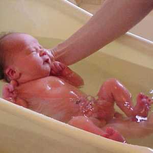 Kako kupati novorođenče?
