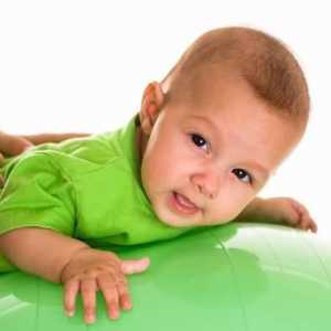 Lopta masaža novorođenče