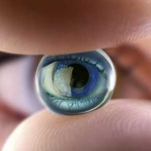 Moguće da žena roditi u kontaktne leće?