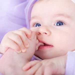 Zašto dijete grize nokte?