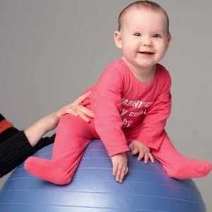 Uzmite u obzir osnovne vježbe na fitball za bebe. Kako korisno ovaj postupak?