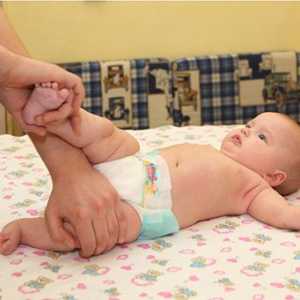 Naučiti bebu da se prevrne na svoju ruku